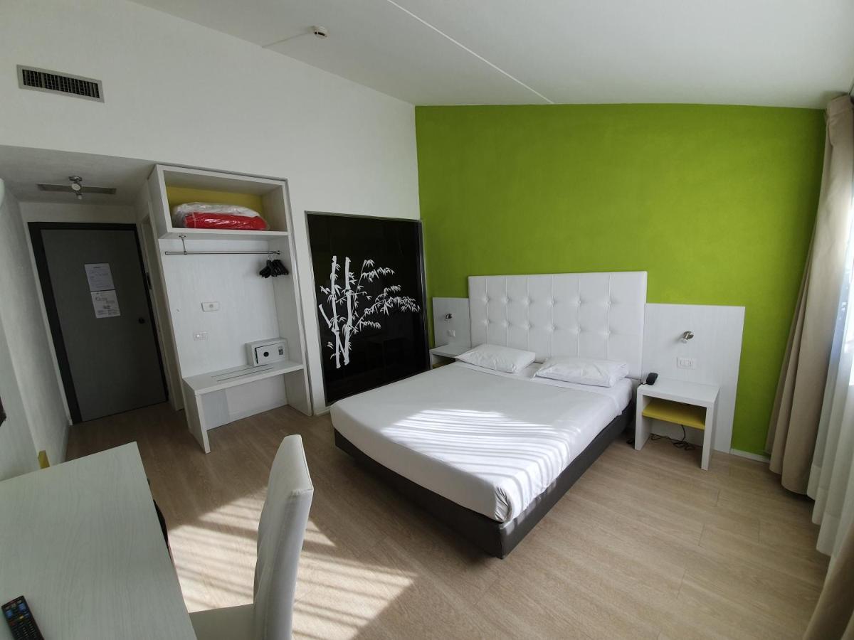 Green Hotel Motel Vergiate Exterior photo